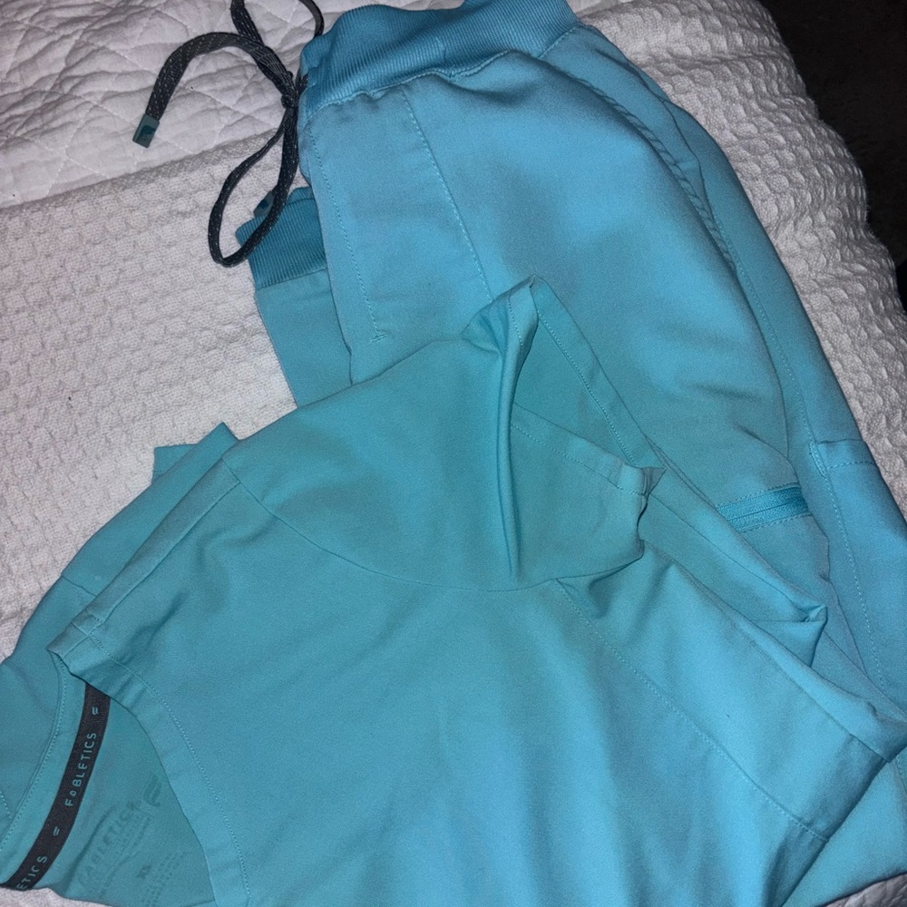 Fabeltics scrub set XS top S pant